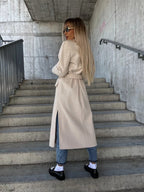 Dvigubas švarkas su atlapais ir skeltuku, su diržu – žiemos mados, kasdienis moterų paltas su ilgomis rankovėmis ir sagomis.