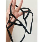 Moteriškos elastingo audinio T formos kelnaitės su raišteliais.