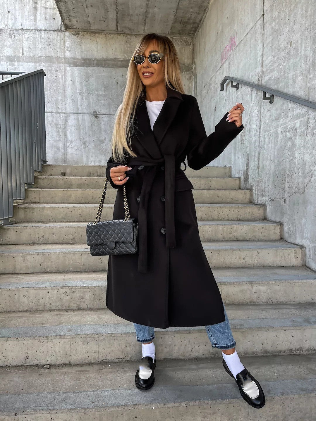 Dvigubas švarkas su atlapais ir skeltuku, su diržu – žiemos mados, kasdienis moterų paltas su ilgomis rankovėmis ir sagomis.