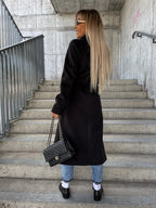 Dvigubas švarkas su atlapais ir skeltuku, su diržu – žiemos mados, kasdienis moterų paltas su ilgomis rankovėmis ir sagomis.